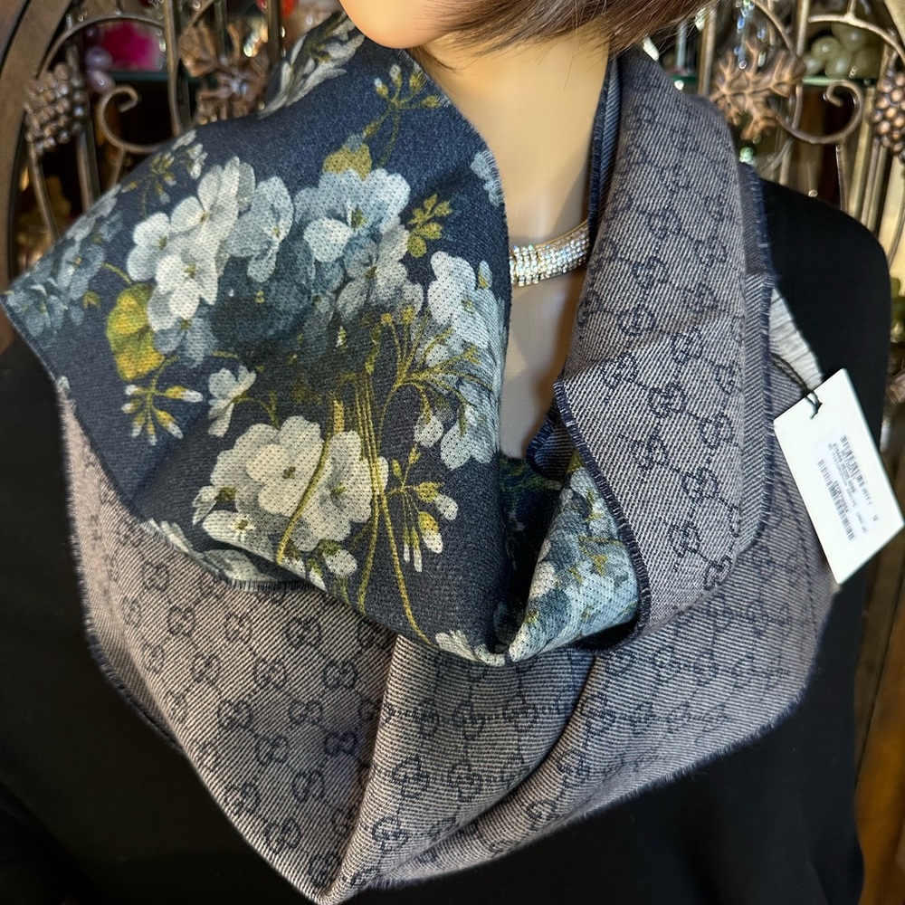 Gorgeous Gucci Wool Blooms Reversible Scarf - Picture 2 of 8